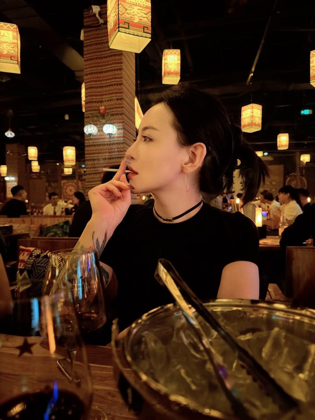 🔴大连冰冰高忆晨10号开庭，等他回来会陪他卖货赚钱！不是爱人仍是亲人！结束了8