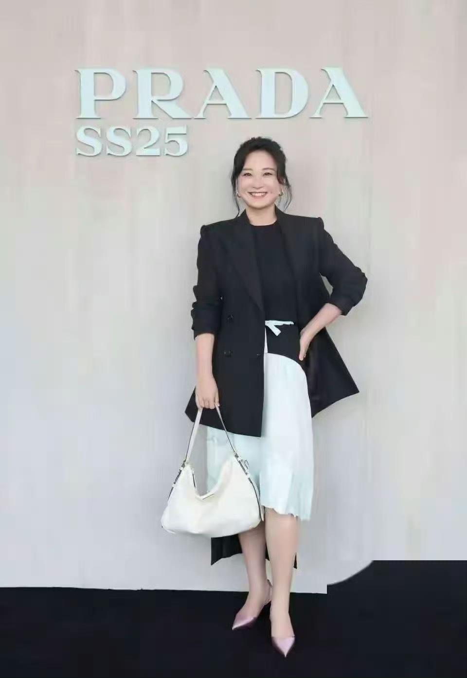 44岁贾玲突然认真打扮了！和以前比完全大变样，型女形象太抢眼 ​