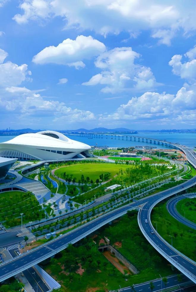 鹧鸪天·上元荻花洲
雨顾浏江古渡头，
春风争入荻花洲。
一堤绿柳摇烟浪，
十里平