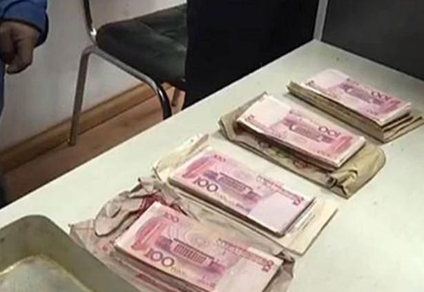 2018年，收废品的李师傅花了5块钱，回收了一只旧煤炉，在他清理煤炉时，却意外的