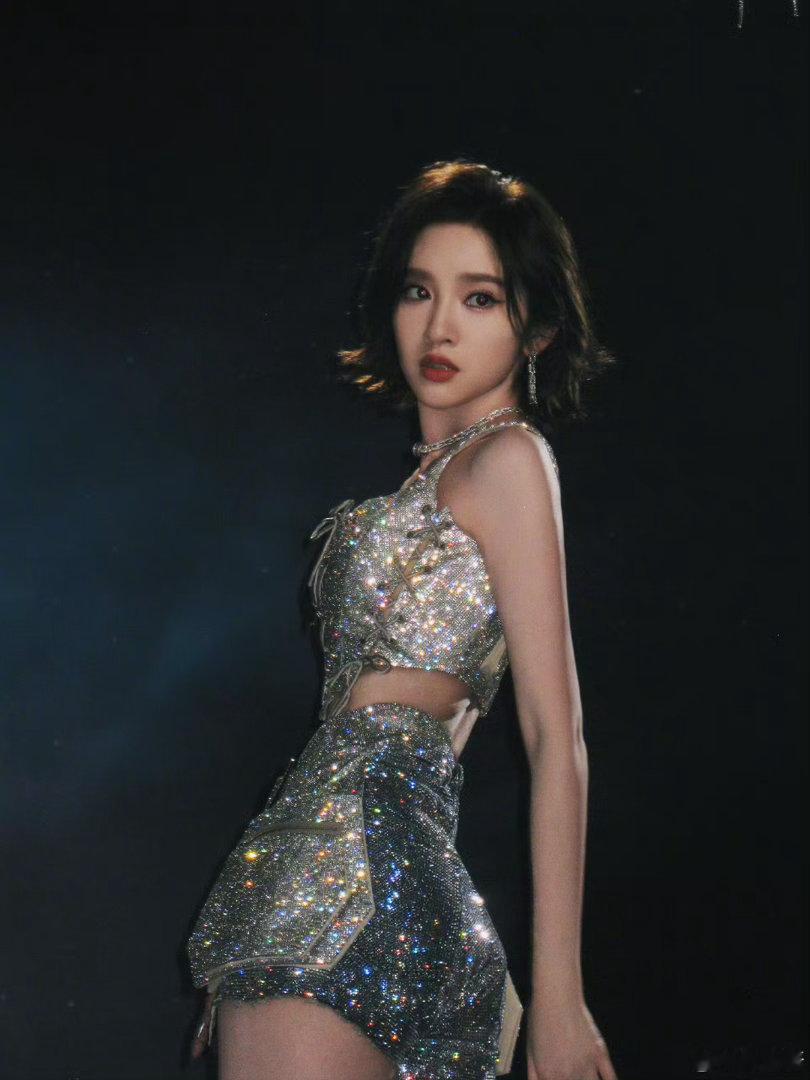 唐艺昕有种元气充盈的美唐艺昕女团门面级别 作为全场唯一全开麦唱跳组，唐艺昕真唱稳