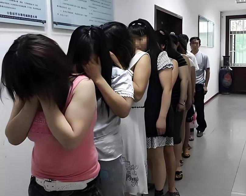 一条床单从12层高楼垂下，卖淫女子柴某为躲避检查想顺下去时坠亡。嫖客和介绍人一审