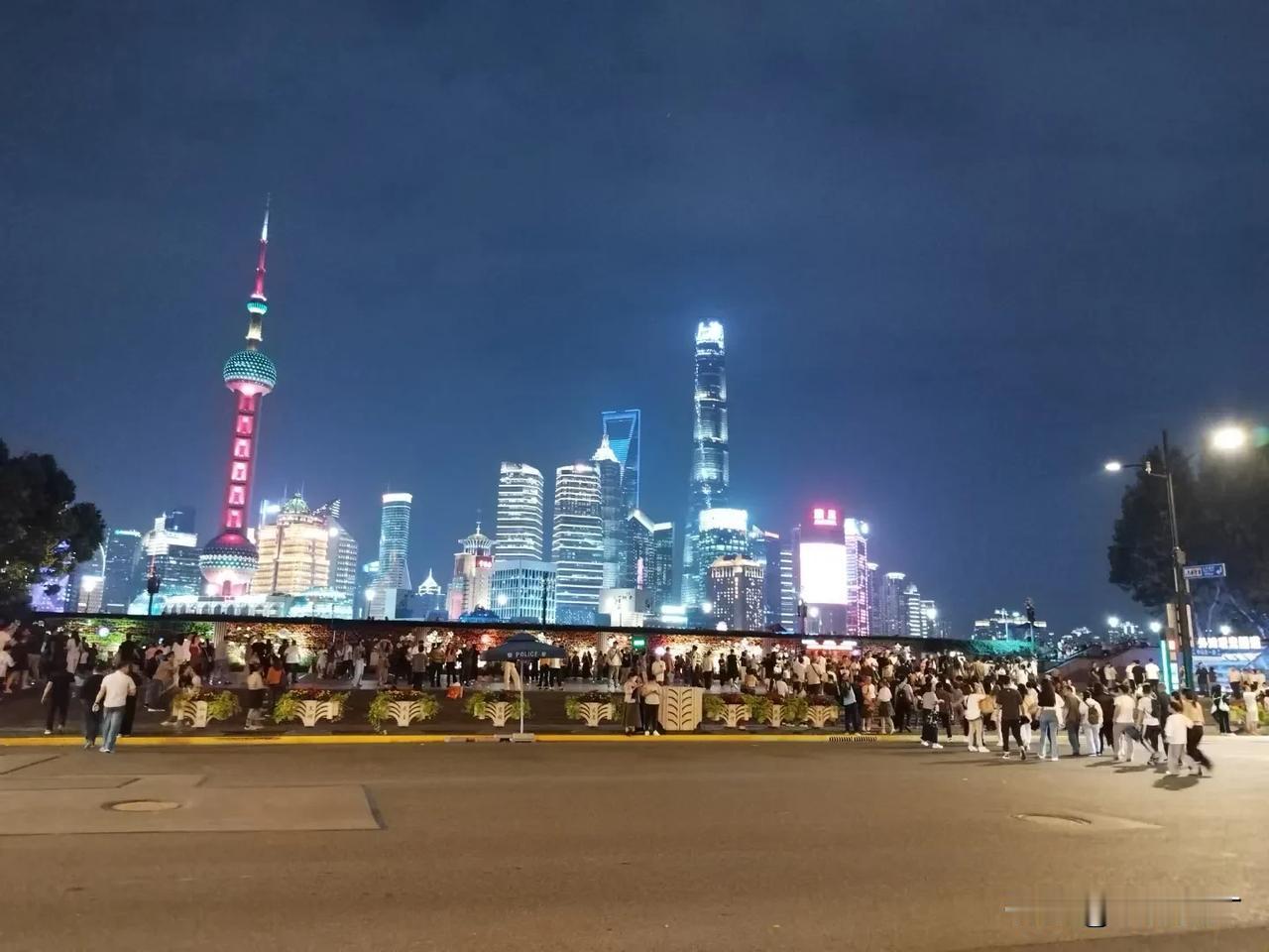 海阔凭鱼跃
林深任虎行

#上联：海阔凭鱼跃，求下联#