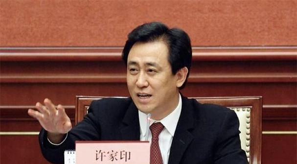 许家印每年的业绩分红居然全是造假而来  应没收其几百亿分红。近日，根据公告，证监