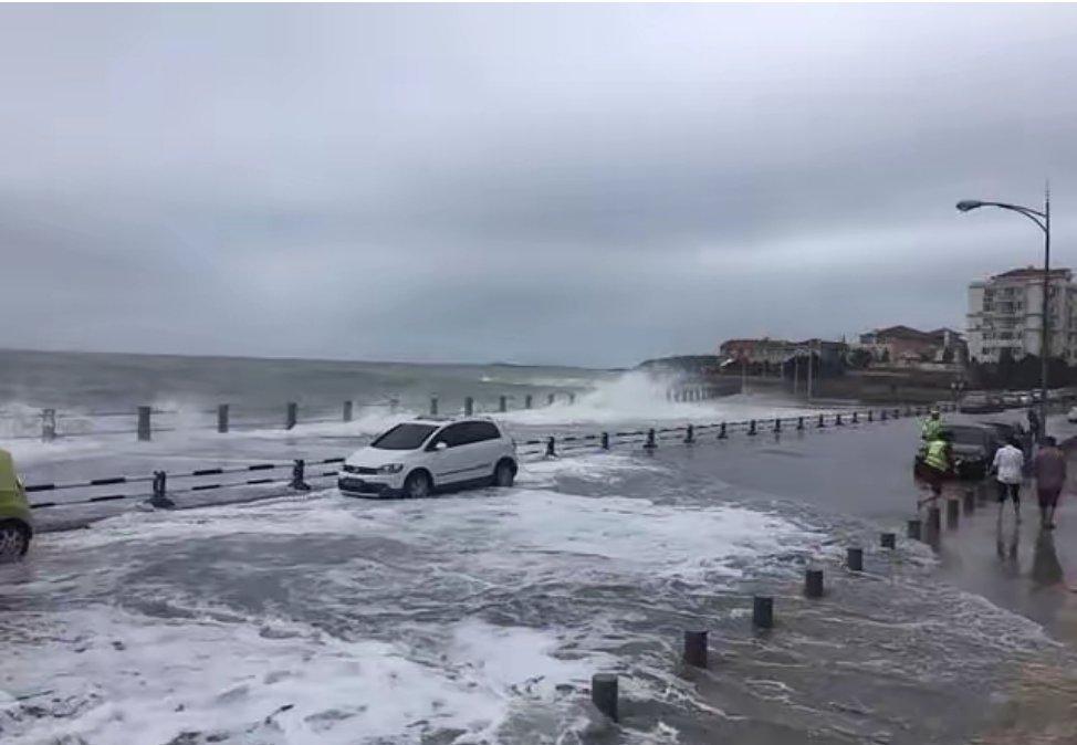 青岛 海水倒灌台风巴威外围大风持续影响青岛沿海地带，海上狂风催生数米巨浪，海水不