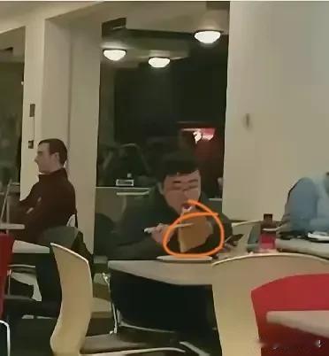 真的是想不明白，
一位国人在法国餐厅用筷子吃披萨，
就受到了侮辱和伤害。


有