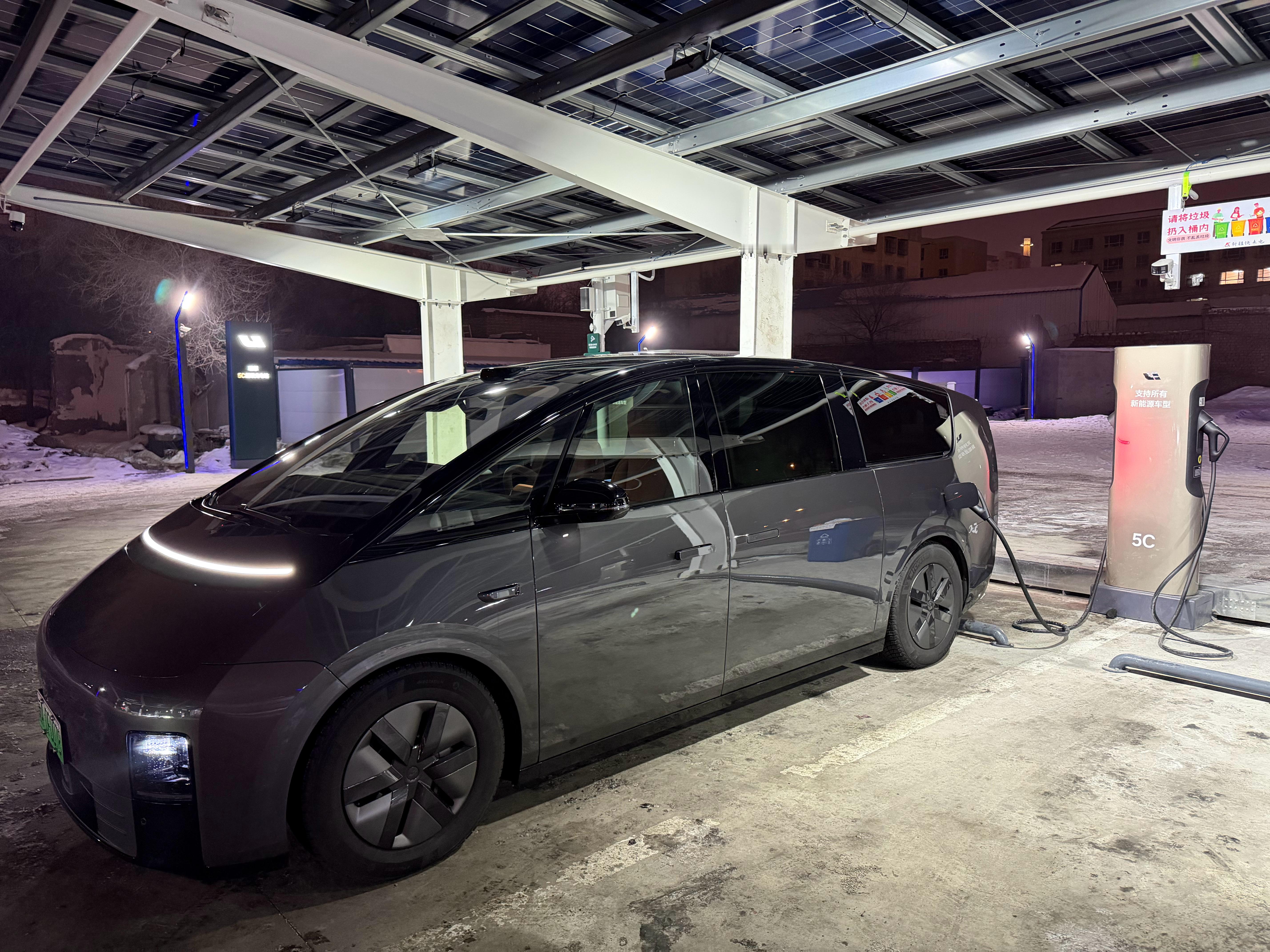 这个冬天的新疆第一冲，比起夏天我过来，理想5C 超充站又多了