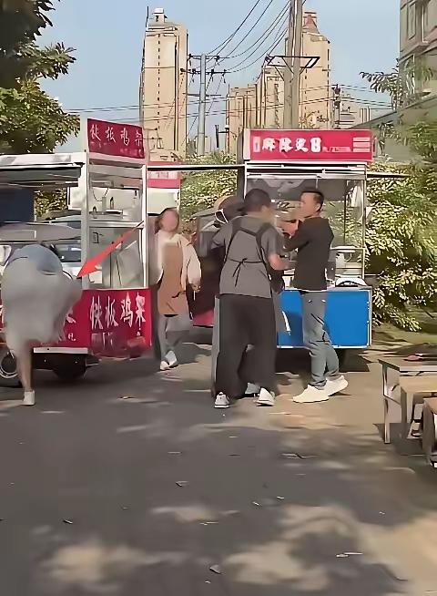 裤衩套头事件双方已经和解，听说裤衩这一方共赔偿了8万元。这可不是小数字，毕竟是摆