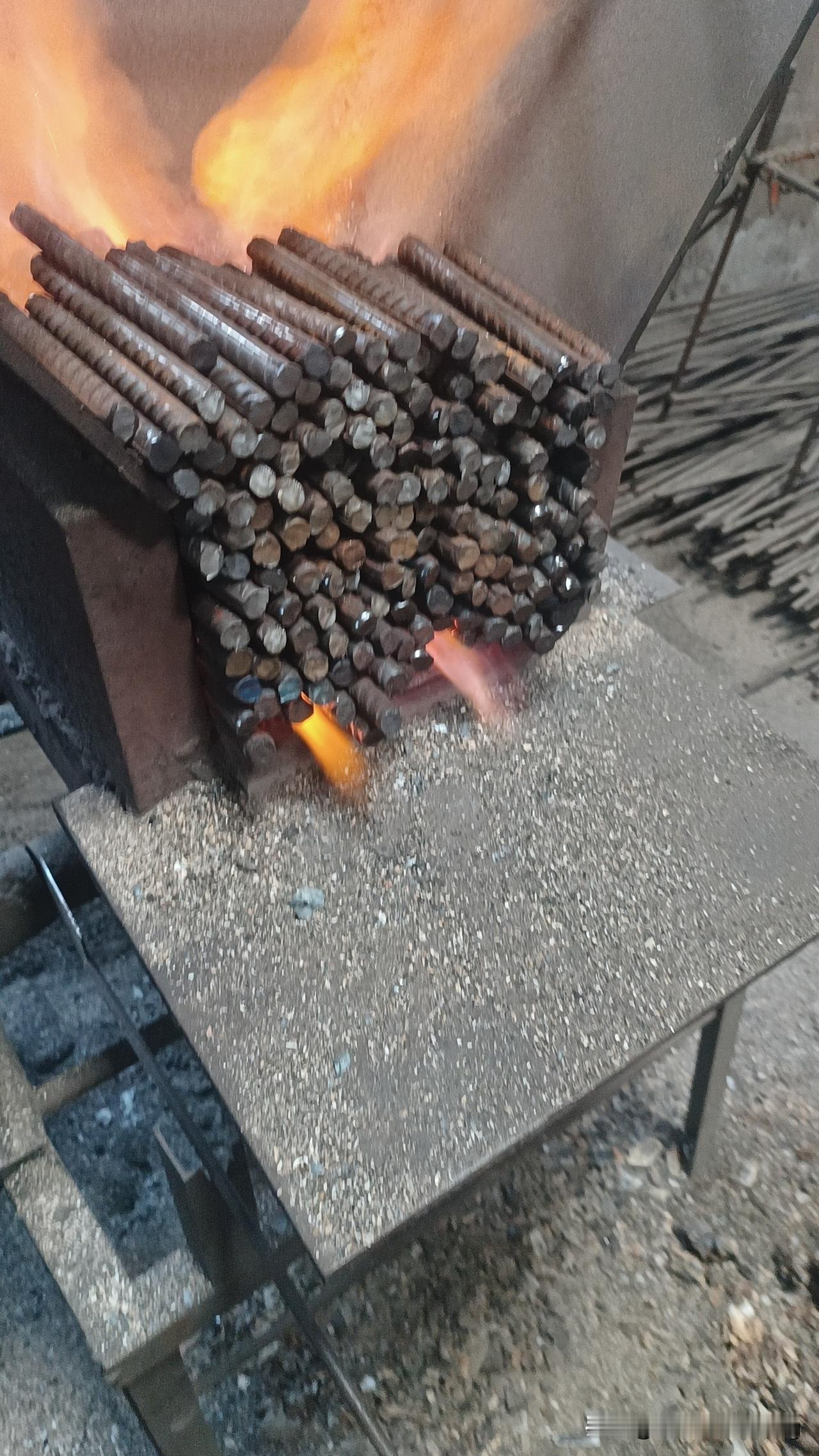 打铁第三天：一身汗，一手油，一口灰

打铁第三天。

今天拍了下工作环境。

给