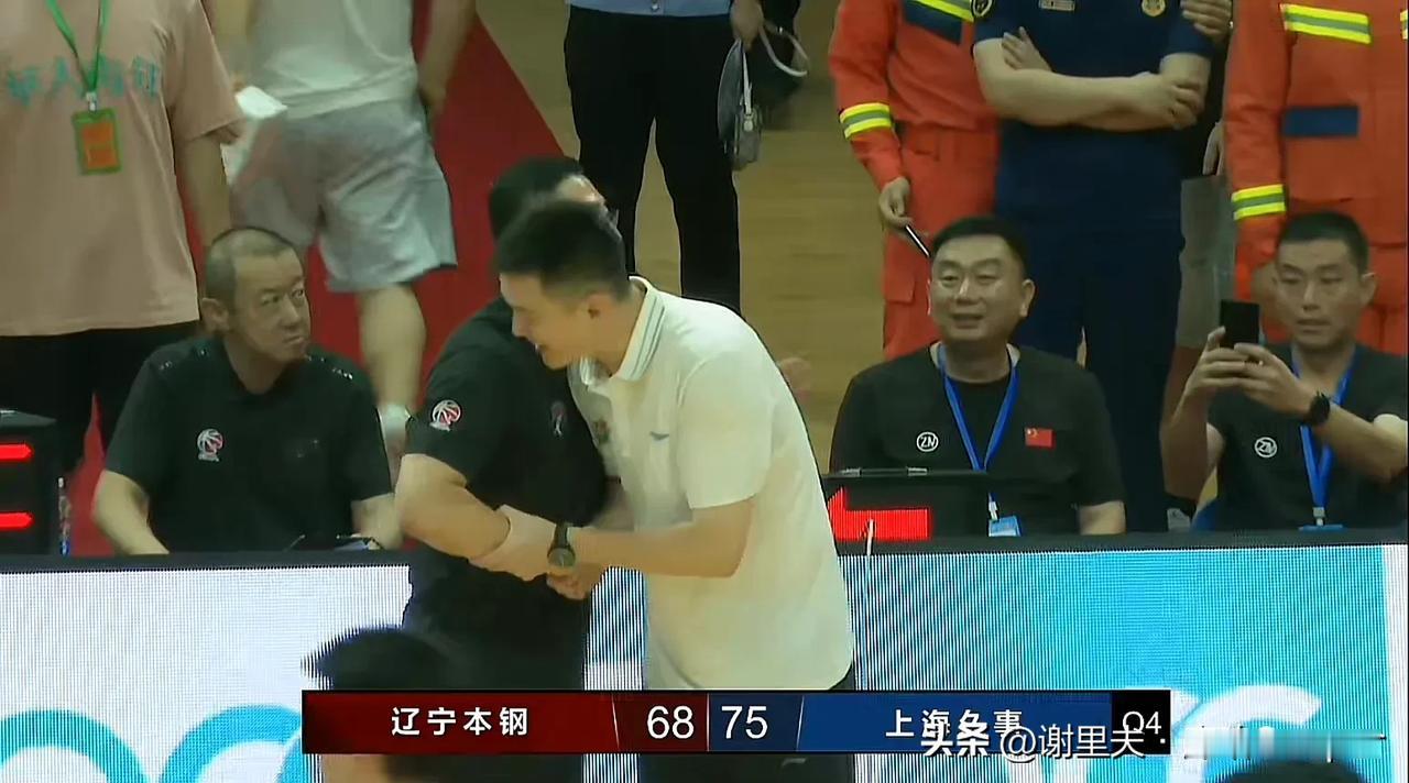杨鸣太睿智，派出青年队打上海男篮，明知道不可为而为之，用心良苦，是想年轻人要认清