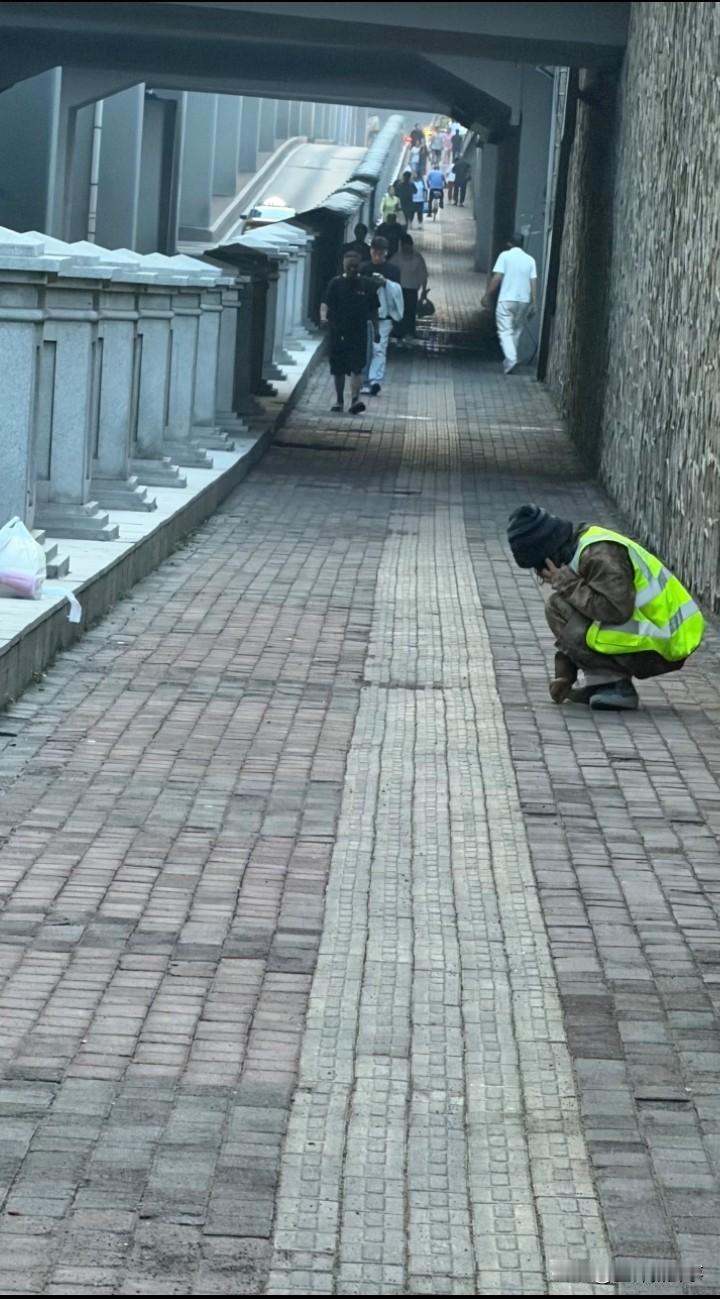人越没钱 越善良