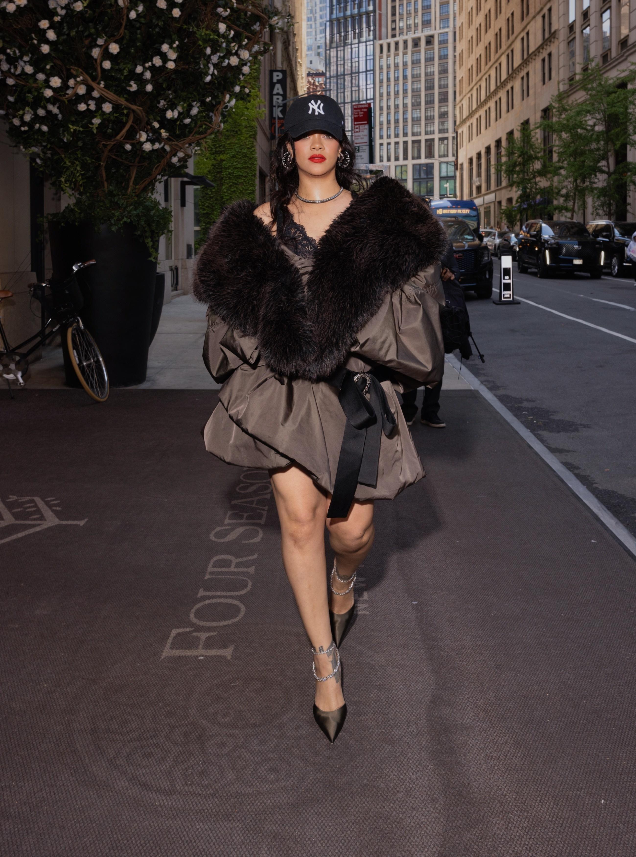 Rihanna 纽约新街拍： 