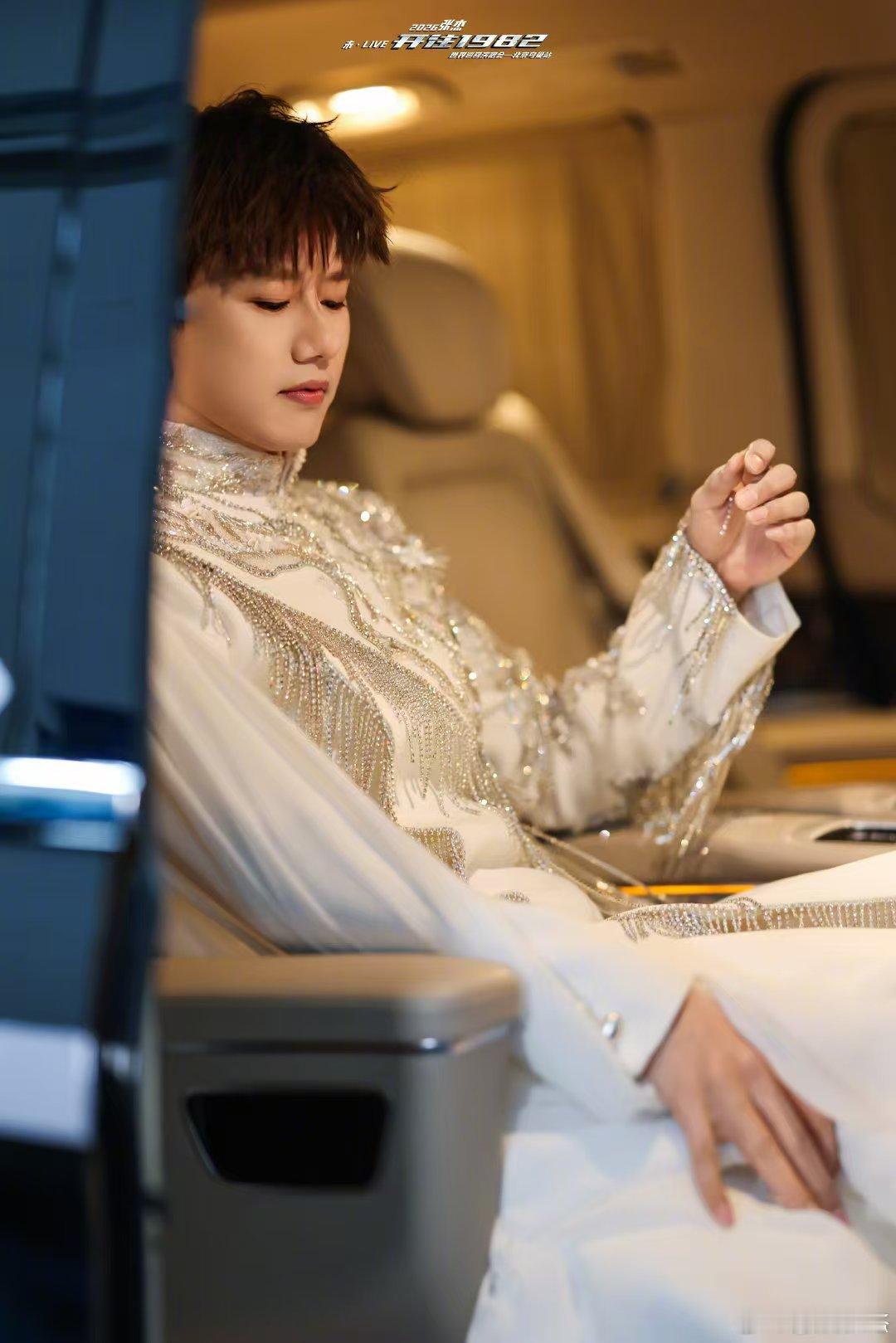 张杰流言有一千分贝现场太绝了！张杰在鸟巢演唱《流言有一千分贝》，熟悉旋律响起，瞬