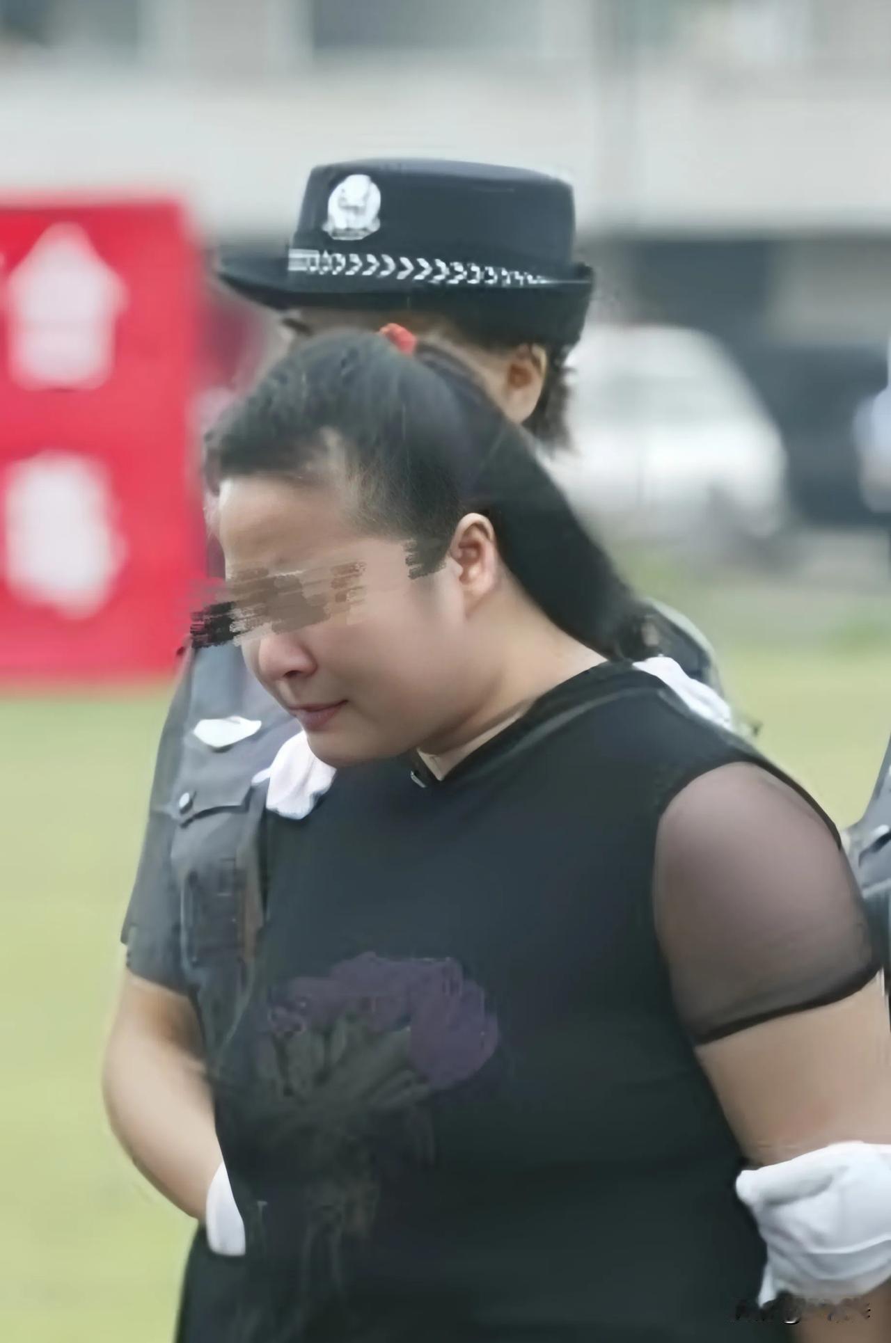 注射死刑“三步走”:

第一步:打麻醉药，并不是说为了缓解疼痛，而是让犯人进入一