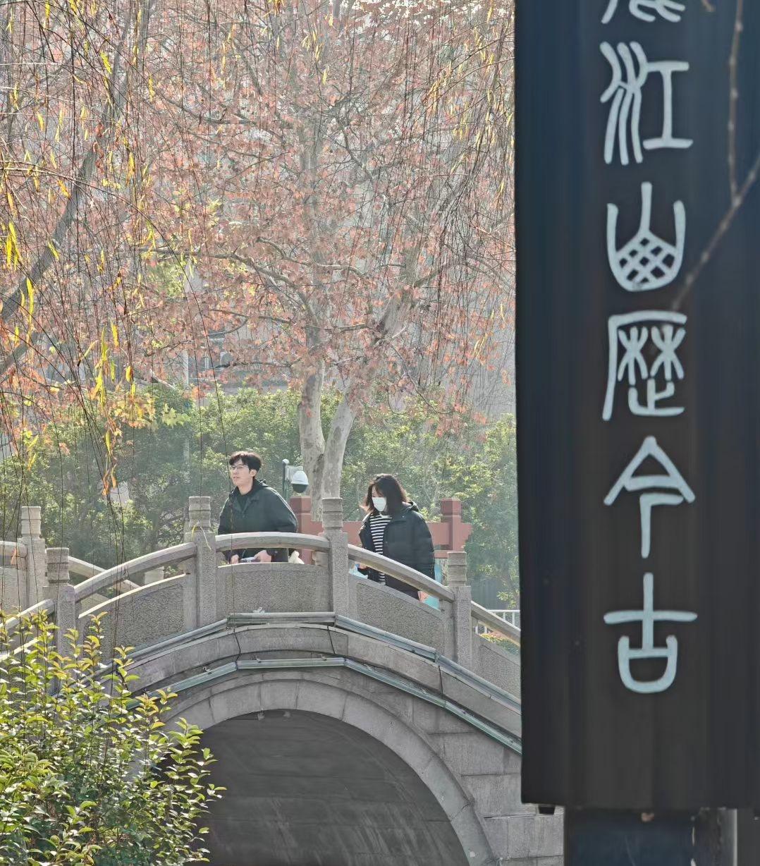 快乐要靠自己创造，尽管有很多烦恼
 
人活一辈子，谁还没点糟心事呢？
 
上了年