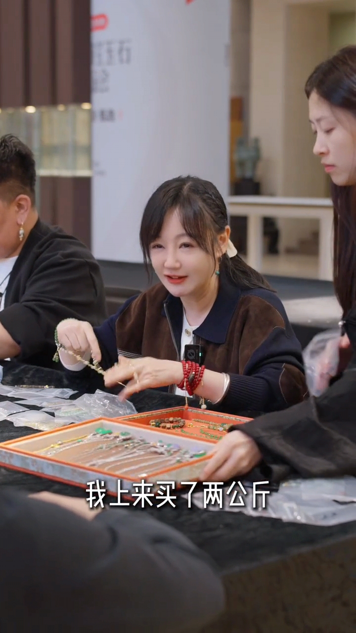 【#薛佳凝称2013年买了两公斤黄金#】#薛佳凝曝一男演员曾买9公斤黄金#1月2