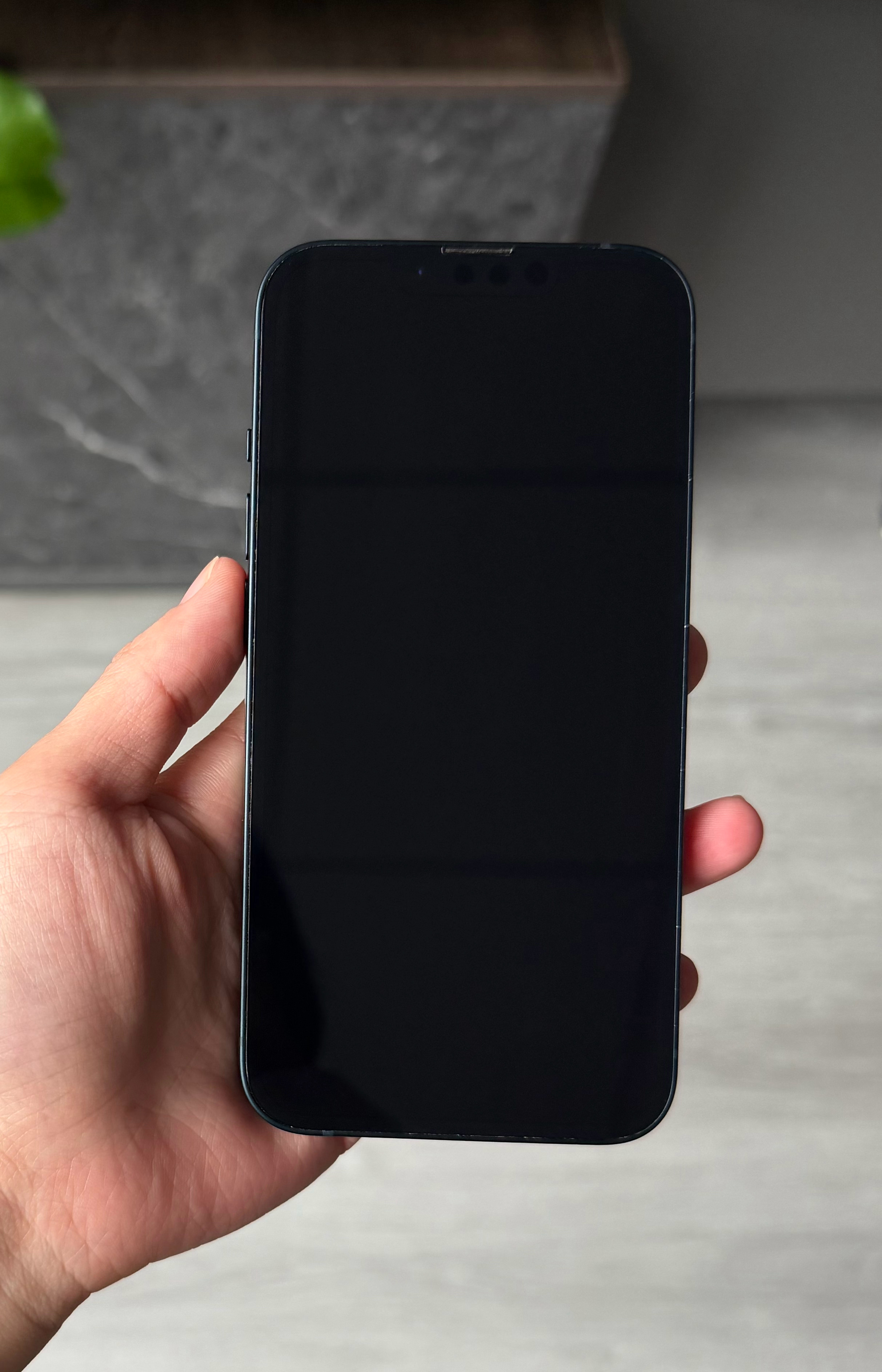 国行iPhone13 128G 黑色，屏幕完美，外壳掉漆，电池83，单机，非人为