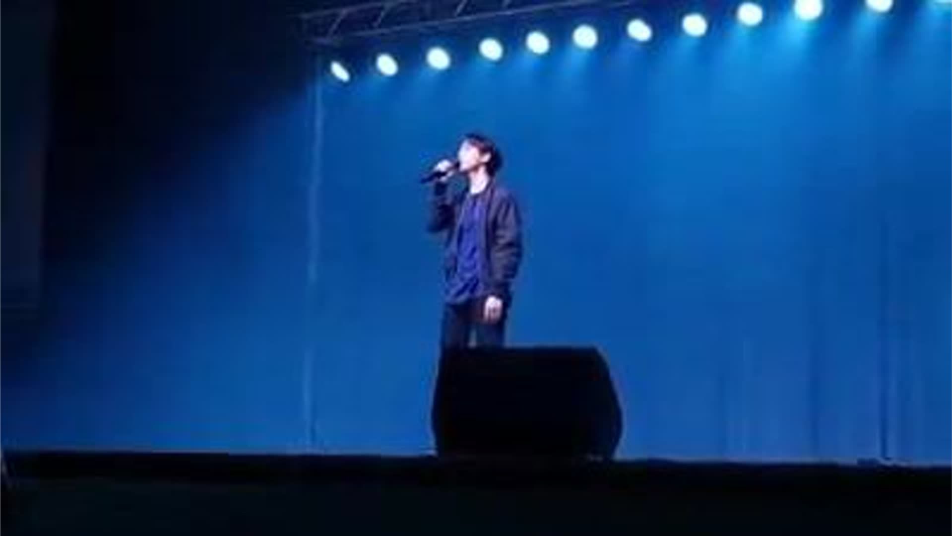 林宥嘉在国外演唱《天真有邪》实力演绎，观众掌声雷动