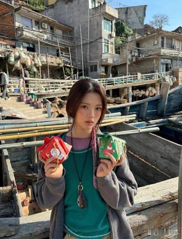 杨超越居然能把这么丑的衣服穿出古着感，果然脸才是核心出装 