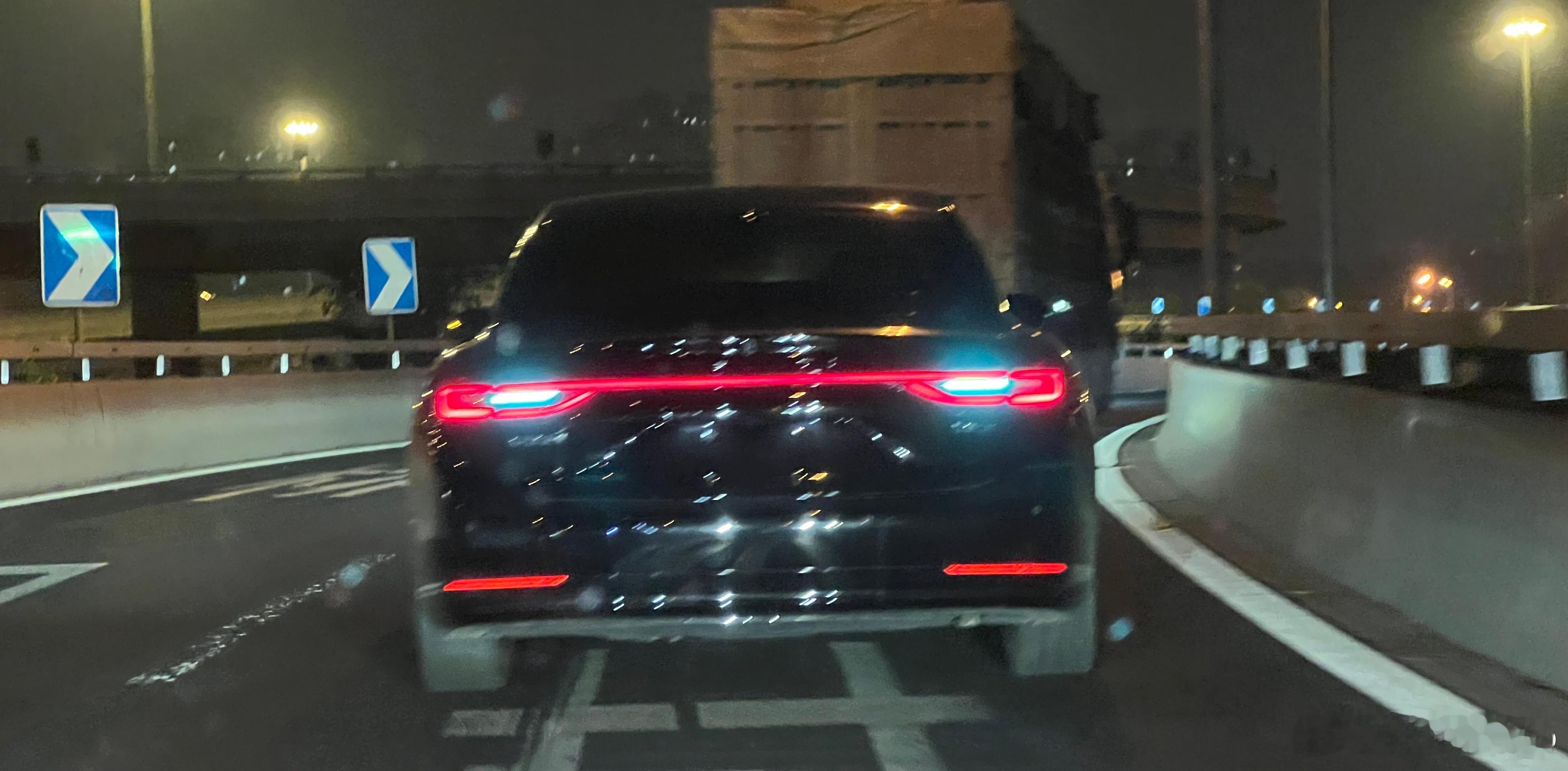 晚上离远了一看以为是倒车灯亮了…实际是享界S9的驾驶辅助灯感觉位置还可以考虑再优