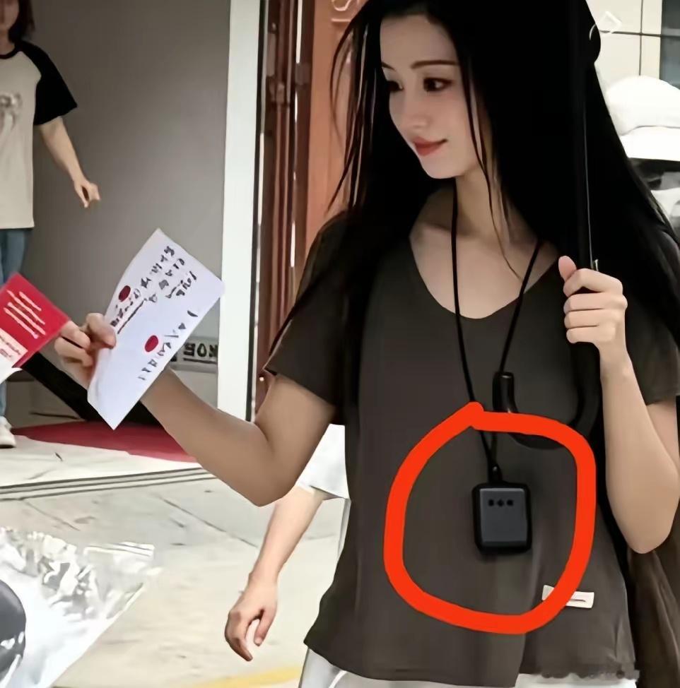 我发现王楚然真的是一个带货体质，她就随身带了一个二手烟净化器，立马官方那边居然就
