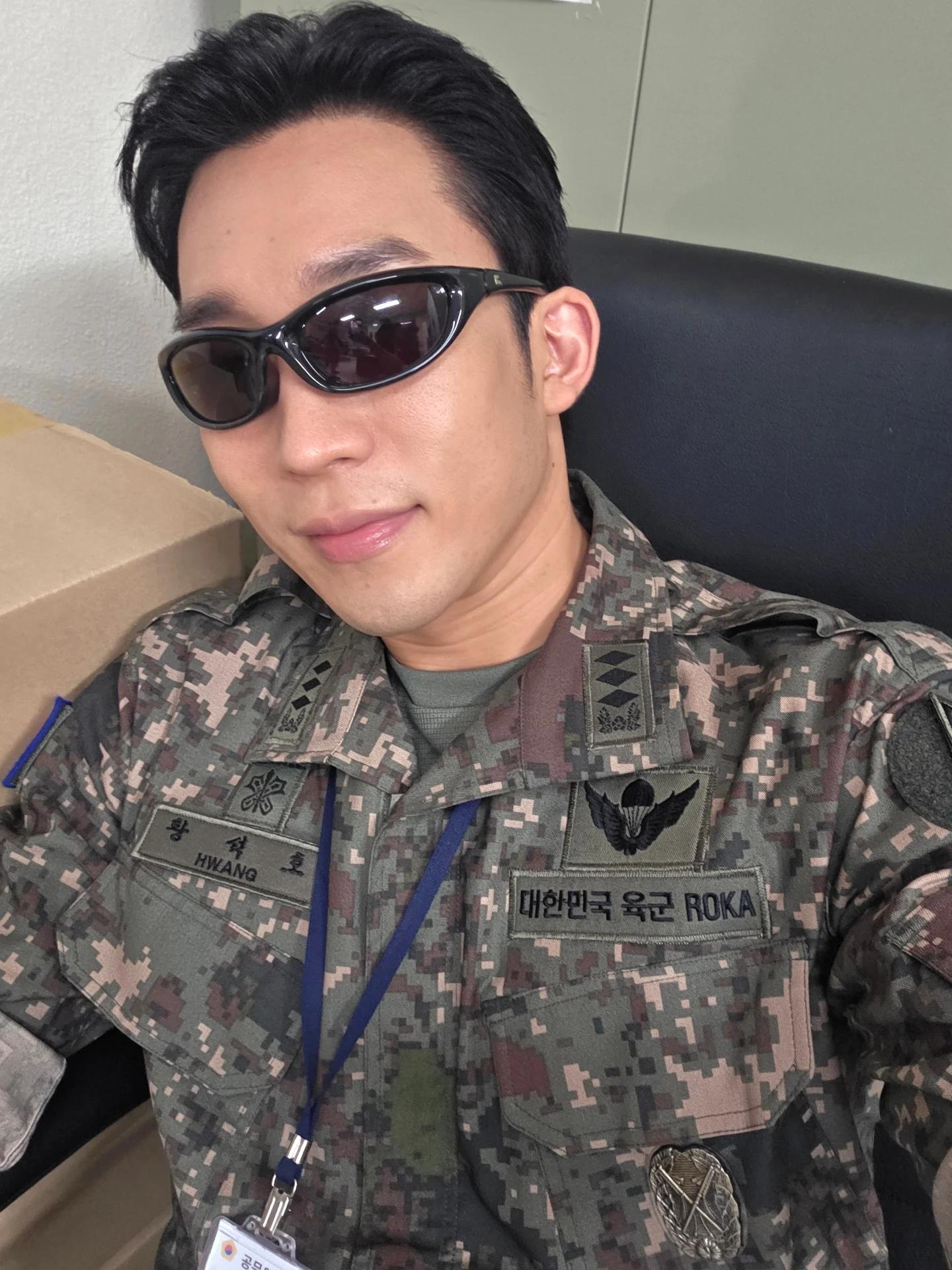 我黄锡浩！特别客串菜鸟伙房兵！不仅跑遍各大宣传综艺，勇闯MCD打歌舞台，还拿下最