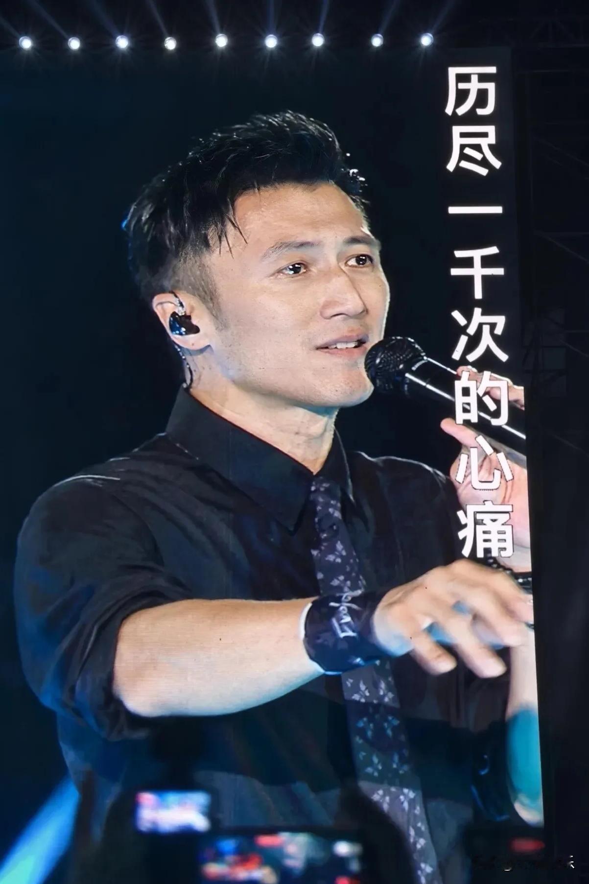 谢霆锋全新造型亮相青岛演唱会，他没有穿那些自己涂鸦的个性T恤，而是穿了黑色衬衣和