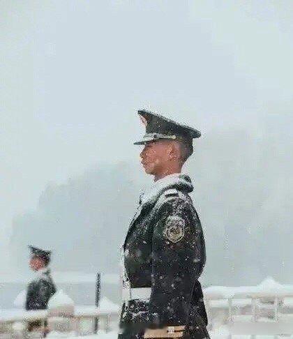 不管大风大雪依旧不能打倒我们人民子弟兵的腰杆，这就是中国军人，军人使命！感谢有你