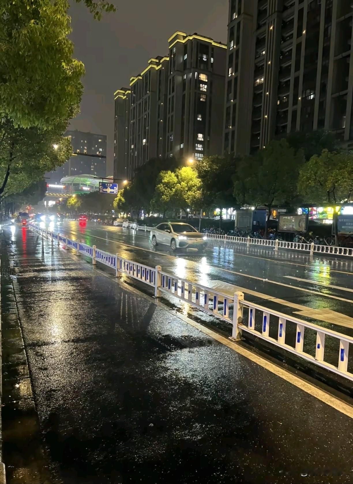 🏘️ 𓐃𝑳𝒐𝒗𝒆  ༘🌿

 雨落初夏~
雨还在落，
落在楼下的广
