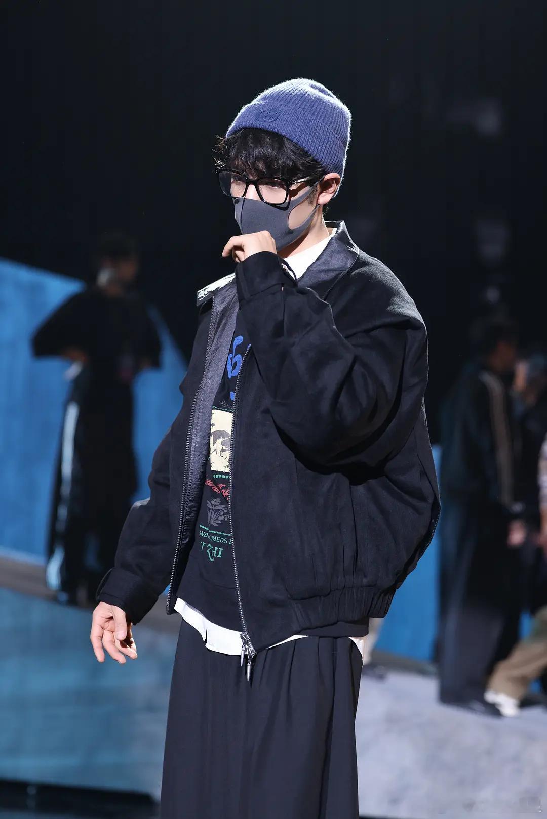 肖战跨晚彩排照肖战的彩排照，卷头发啊，又萌又酷的呢东方卫视跨年全阵容名单