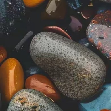 生活的担子，或重或轻，都需要我们去背负。有人将它挑在肩上，在风雨中砥砺前行；有人