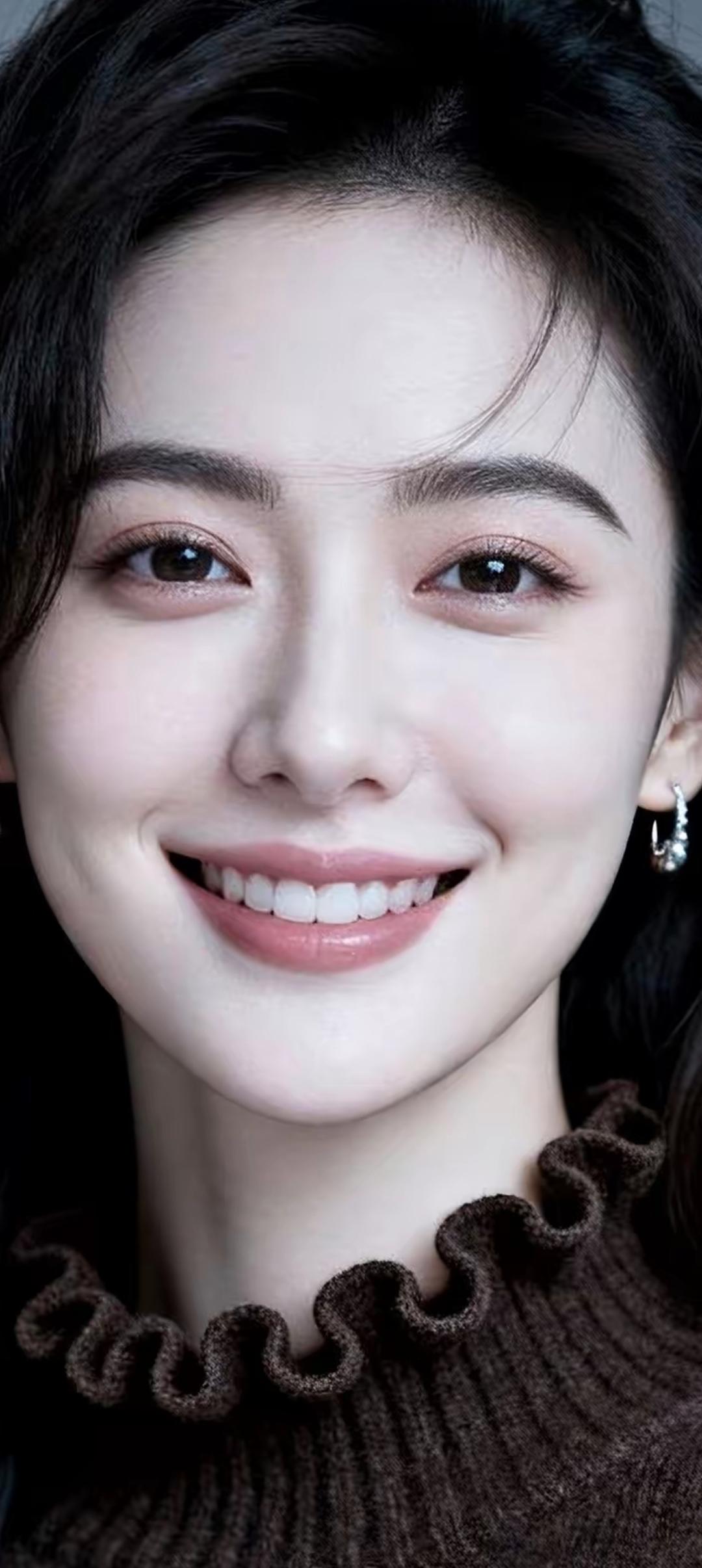 甜美笑容，温柔可人，棕色毛衣，冬日暖阳