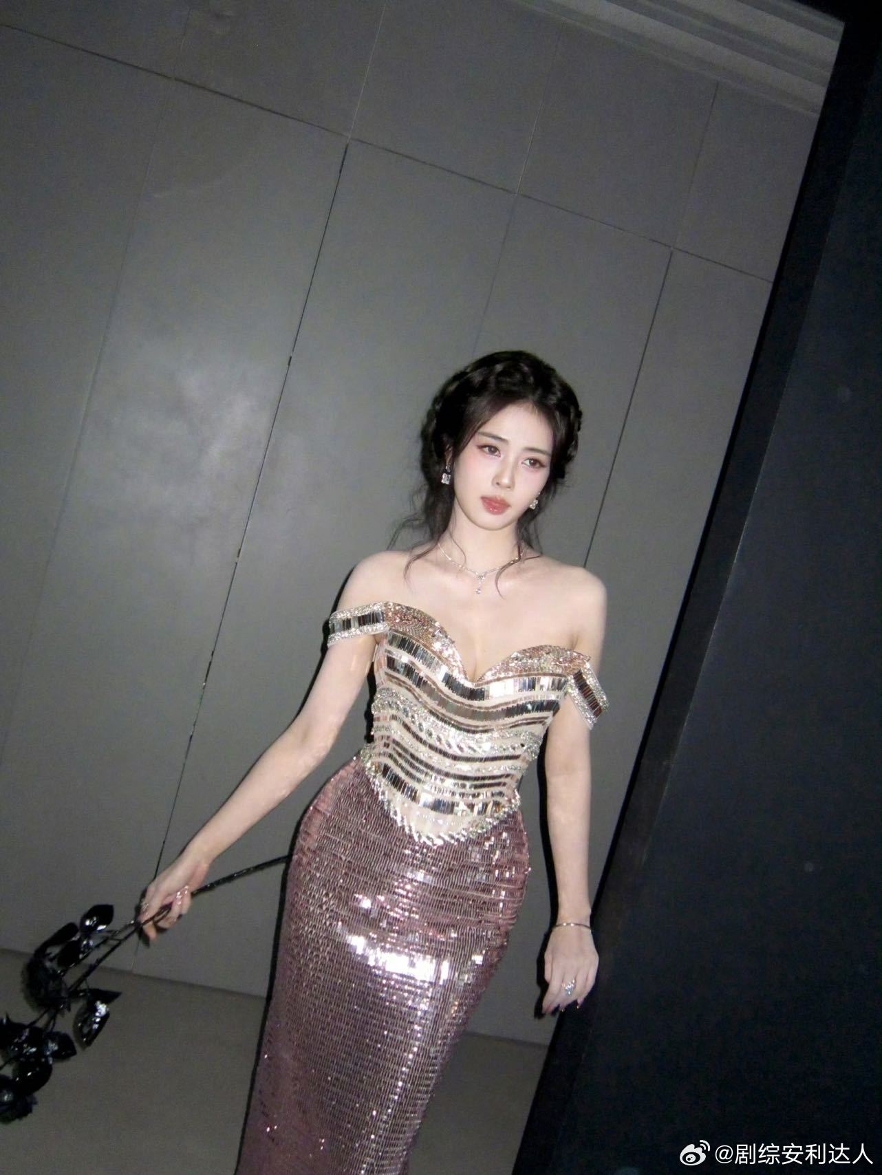 白鹿认证王鹤棣大聪明白鹿遇上开挂的王鹤棣 灯会猜灯谜现场，王鹤棣凭借出色表现出圈