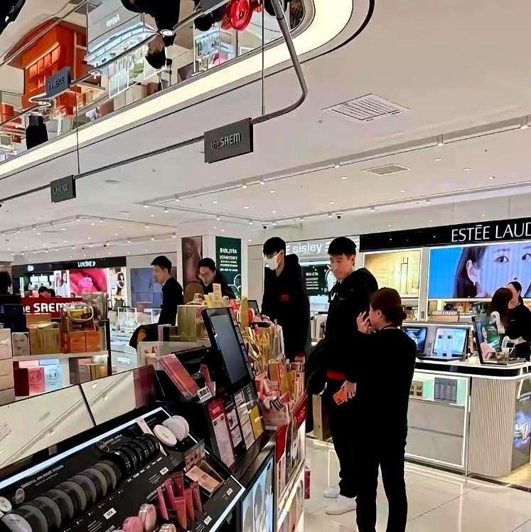 中国男篮被爆出，输完韩国队以后，两小时复盘会开完以后，大部分球员来到韩国免税店里