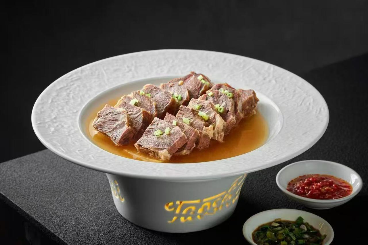 色香味俱全的红烧牛肉，搭配自制蘸料，美味十足！