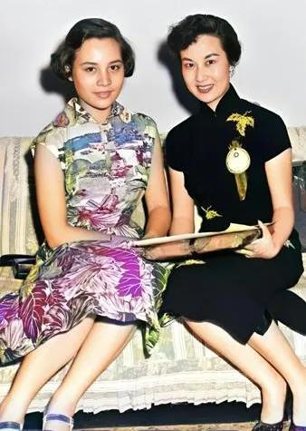 蒋孝章的容貌美艳而高贵，即便跟当红女明星合影，她也不输。
他父亲蒋经国的日记中写