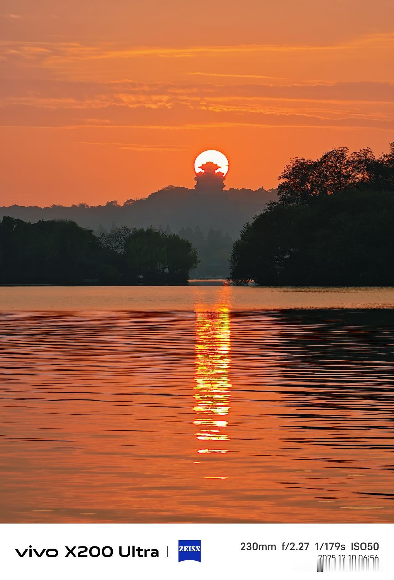 太棒啦！12月10日，西湖的日出，城隍阁的悬日，还有一些朝霞相伴！真的太美啦！只