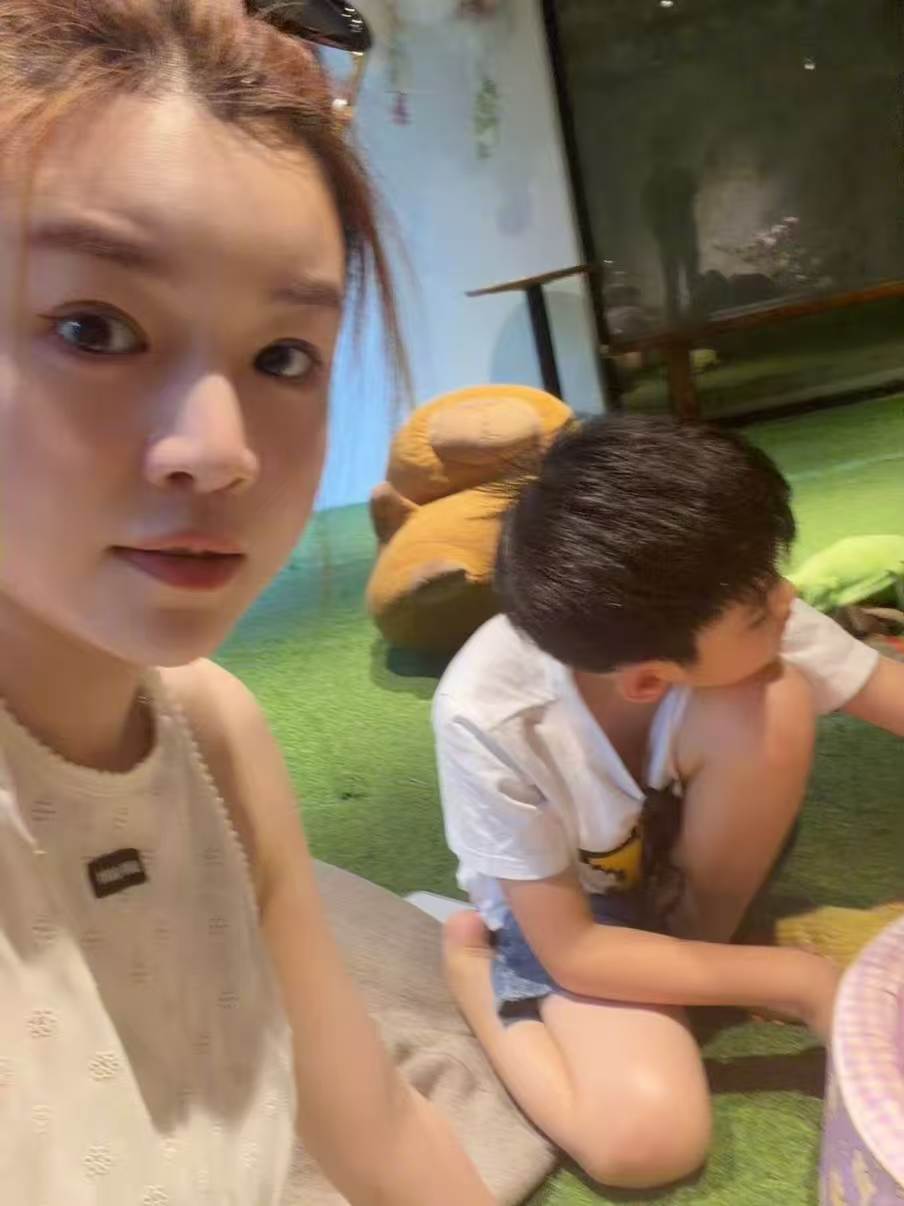 陈妍希晒与儿子星星合照陈妍希星星合照 陈妍希和儿子星星的最新合照来了 