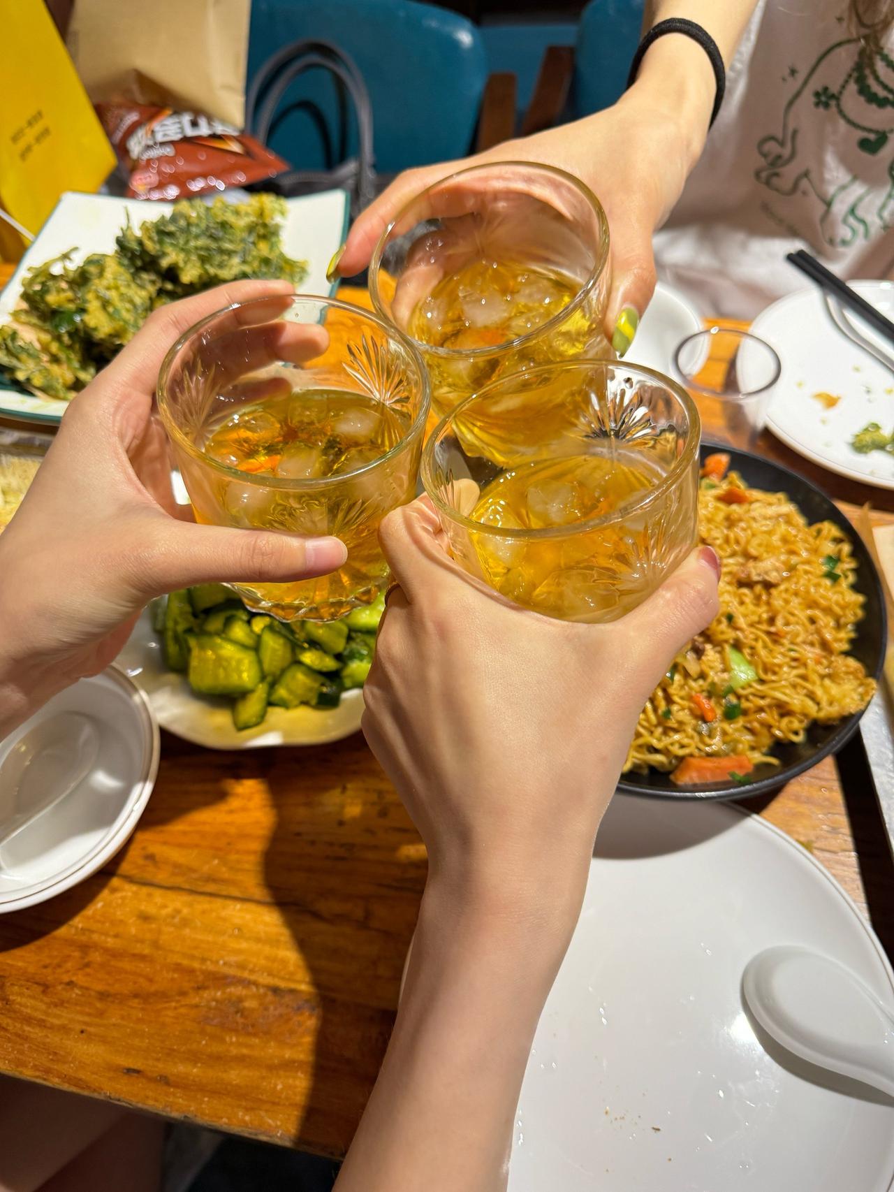 【小酌怡情，大饮伤身！你的酒杯端对了吗？】

朋友聚会，酒桌热闹，不少人都爱喝两