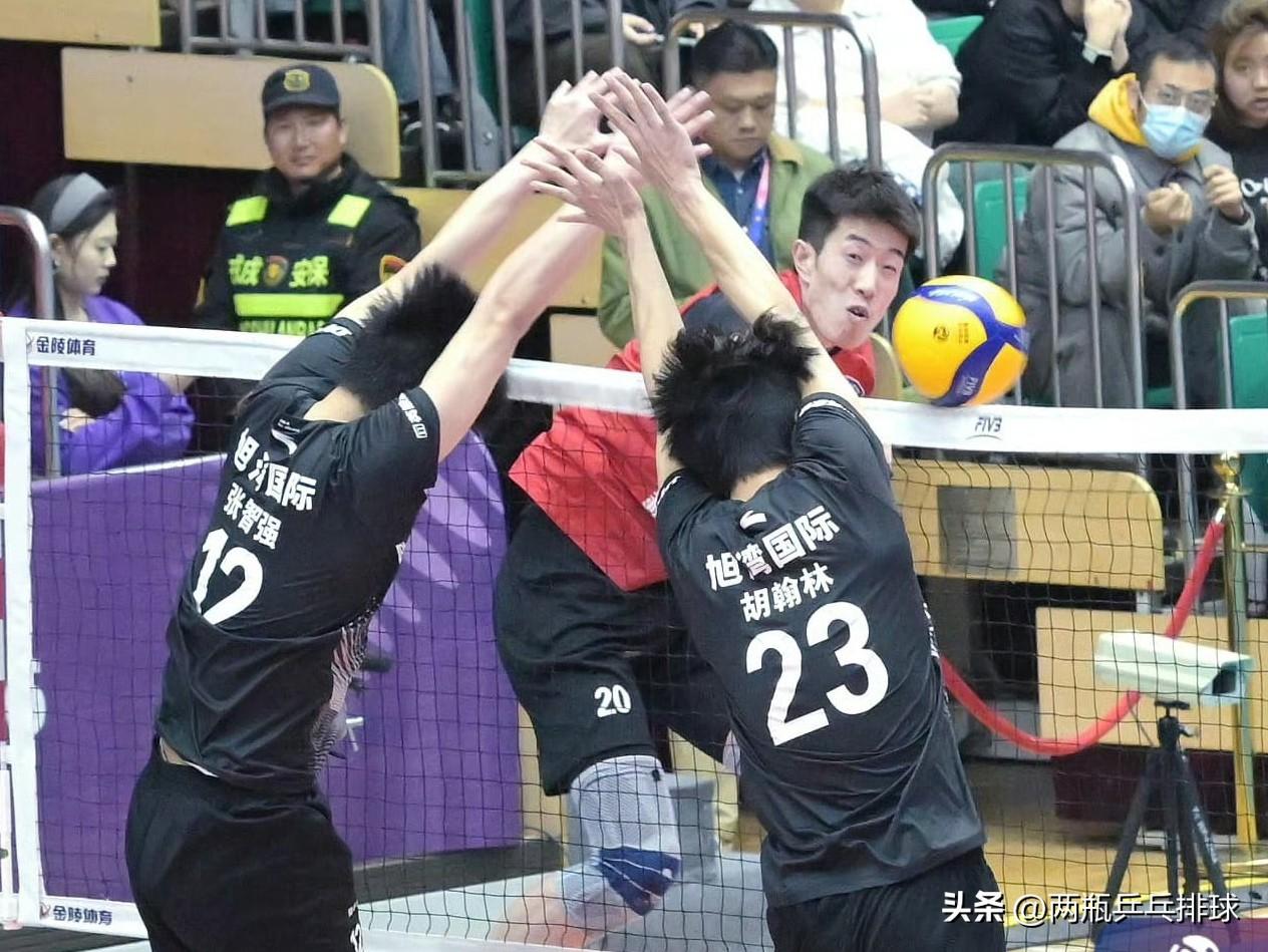 山东男排1-3不敌河北！主力缺阵，副攻挑大梁，晋级决赛困难重重！
山东青岛男排的