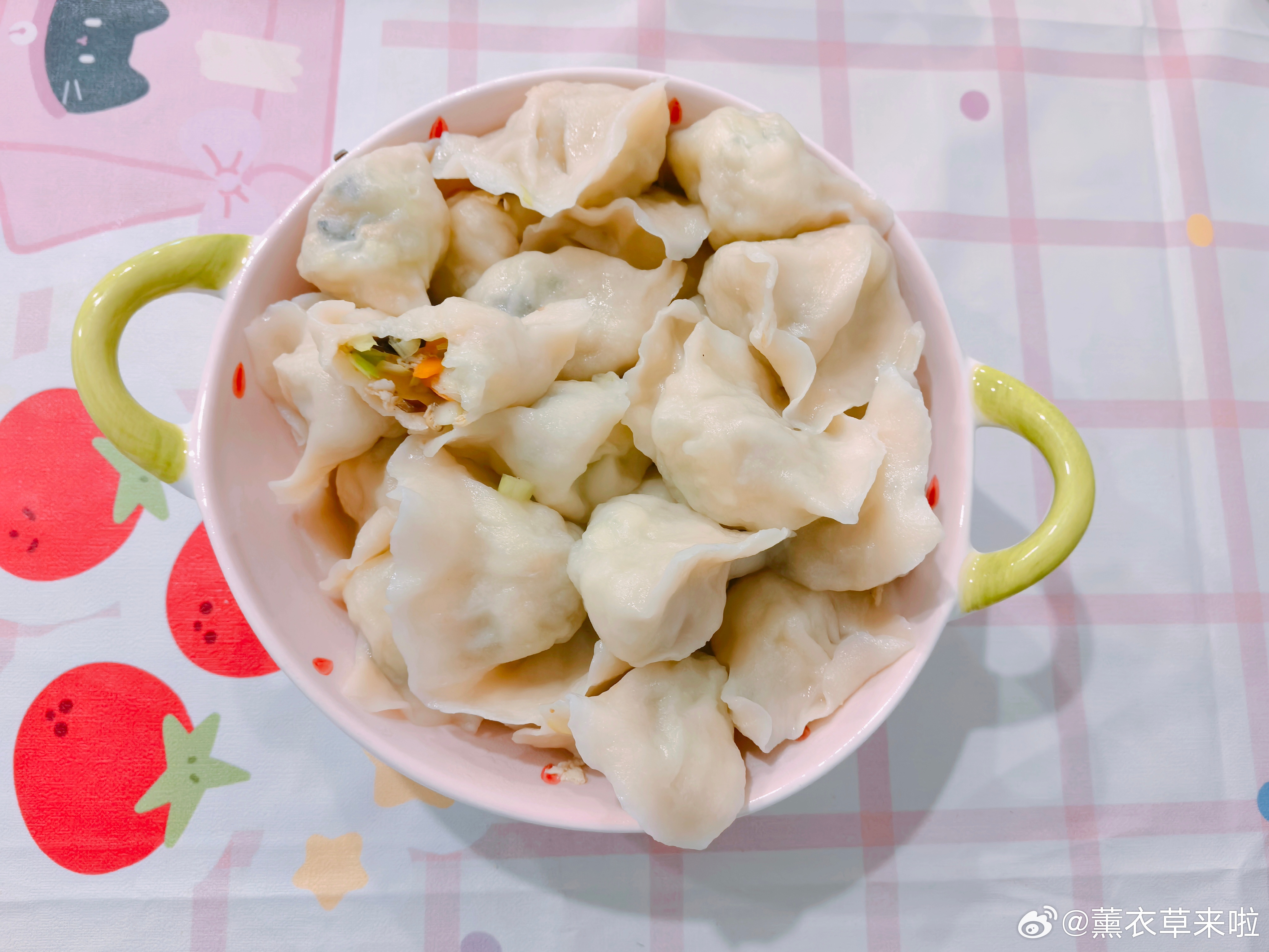 自制美食 今天包的素三鲜饺子比肉香。一口气就炫完这一盘🥟😋。家常便饭俺还是有