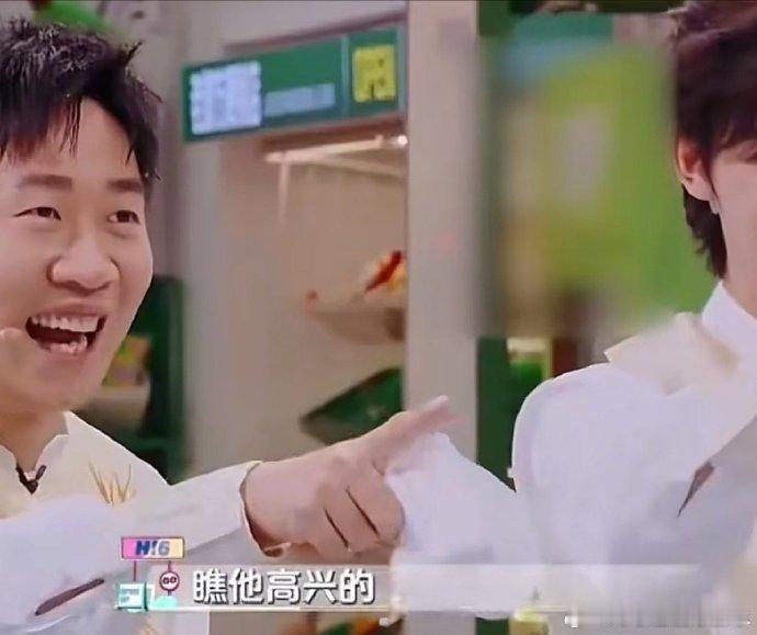 杨迪把杨洋泼溺水了 杨迪这泼水技术堪称一绝，直接让杨洋 “溺水”。但杨洋的帅气似