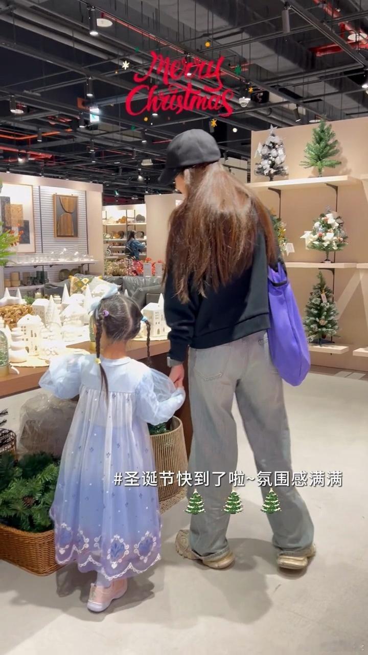 郭碧婷带女儿逛商场  郭碧婷4岁女儿身高 女儿向芷以后身高应该会长到一米七+ 