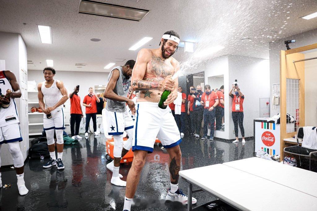 麦基加盟北京男篮昨天刚把这图存手机里，可以先开个香槟！首钢球迷，收年货了！