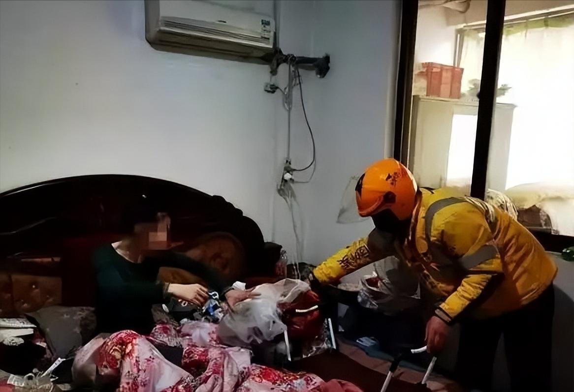 浙江杭州，21岁外卖小哥接到一订单，订单上备注：别放门外，请敲门送进来。当他敲门