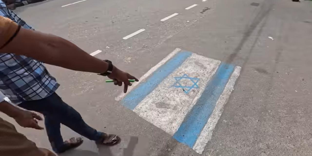 孟加拉l国城市巴里赛尔的街上他们把以色列的国旗画在下面，这样就可以天天踩它了。想