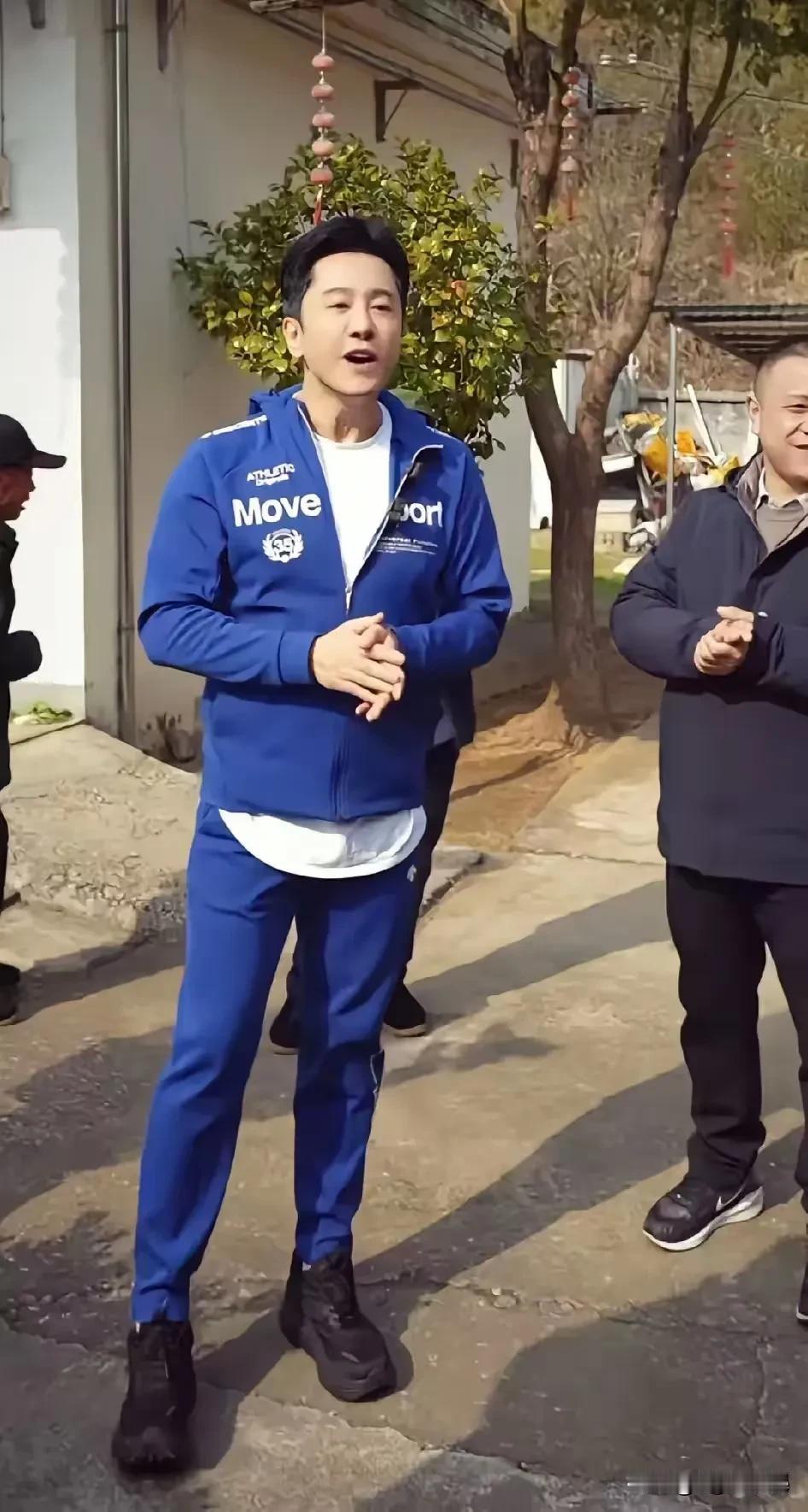 毛宁真是想不开：明明都55岁了，却非得把脸整的像25岁似的，问题是脖子暴露实际年