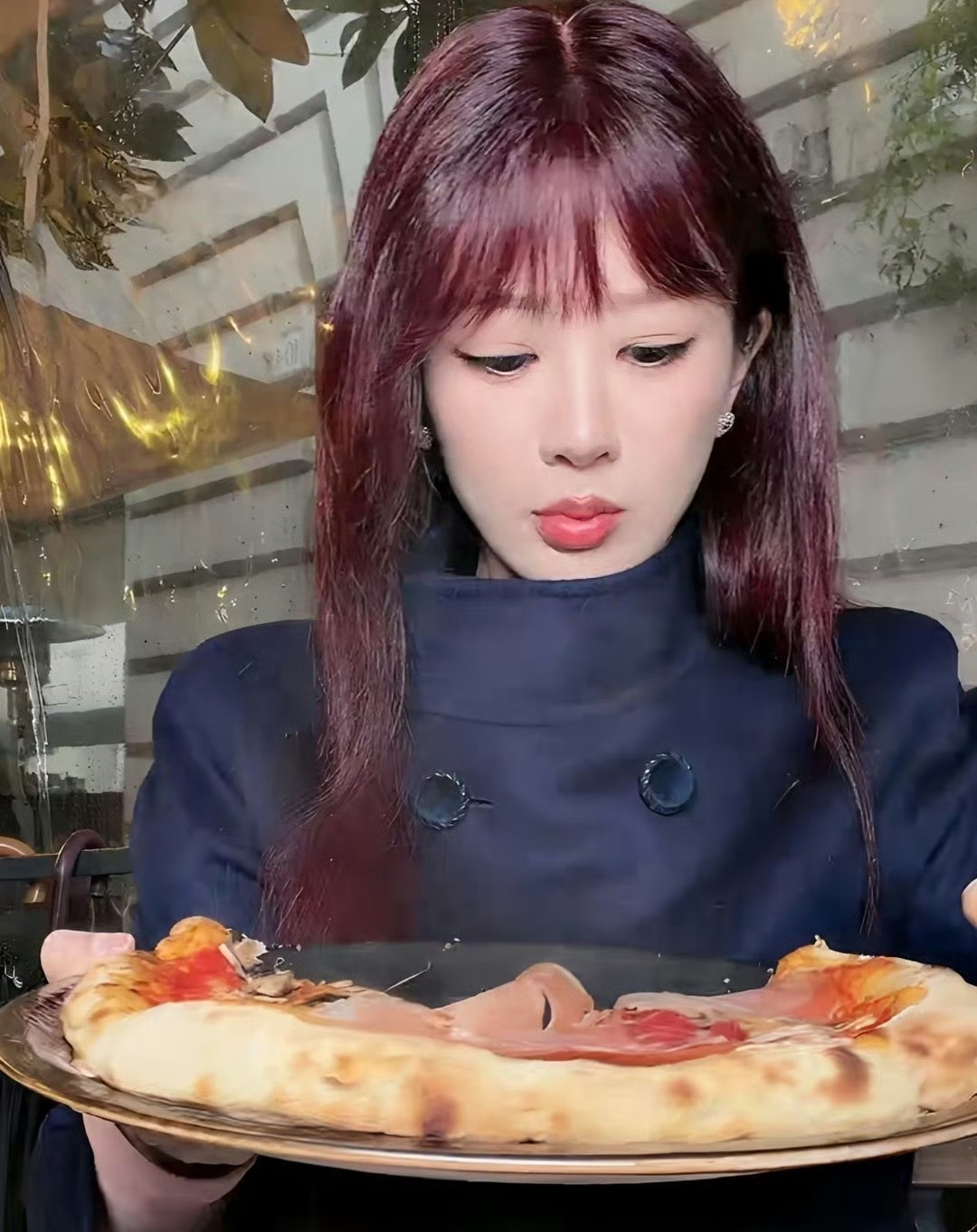 杨紫深夜吃播杨紫时装周结束深夜吃播，披萨看上去好好吃，还记得让粉丝先吃杨紫披萨刺