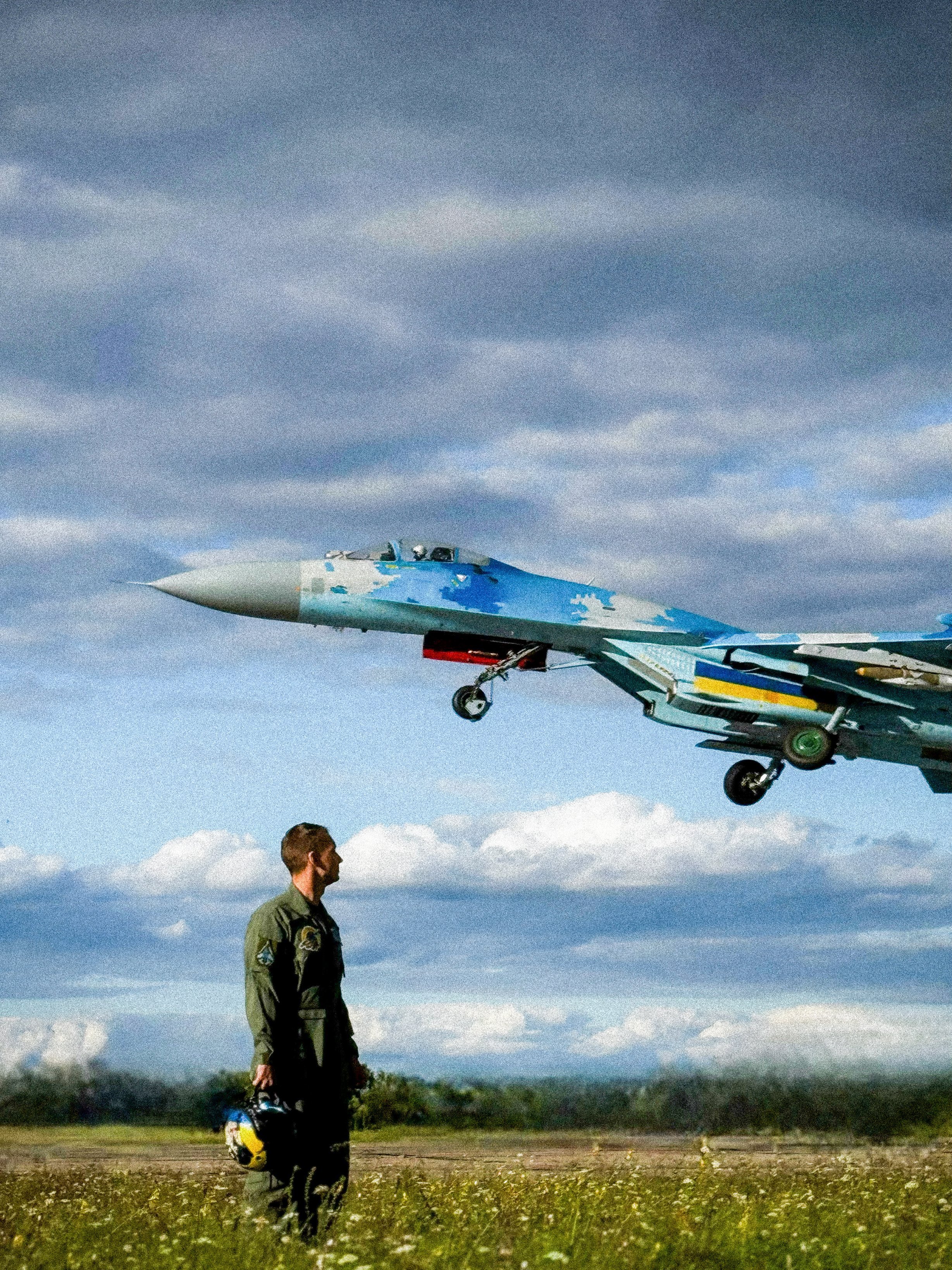 俄乌冲突 12月7日，俄军在乌克兰东部地区击落一架乌军苏-27战机，飞行员叶夫根