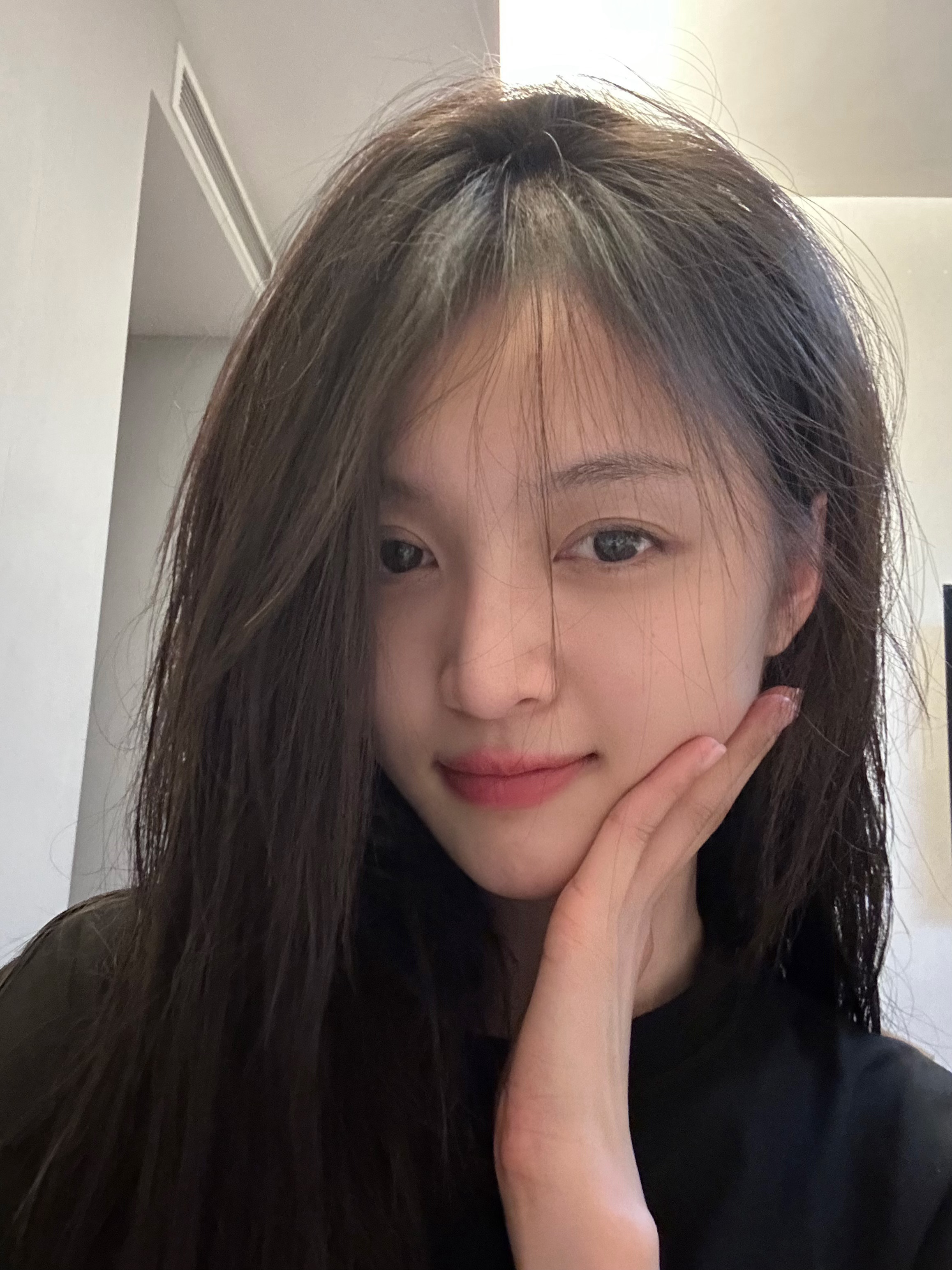 吴宣仪辛凌wxy吴宣仪叶星星 好久前的这件黑色衣服自拍，还是好喜欢好嫩好嫩​​​